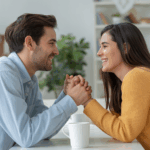 El texto presenta una guía práctica para mejorar la comunicación en las relaciones de pareja, enfocándose en principios de la psicología conductual. Subraya la importancia de una comunicación efectiva, que va más allá de las palabras e incluye gestos y tonos, para fortalecer el vínculo afectivo. Destaca la escucha activa, la comunicación asertiva y el manejo del estrés como herramientas esenciales. También sugiere modificar patrones negativos a través de la terapia cognitivo-conductual y establecer acuerdos sobre la comunicación diaria para reducir malentendidos. Finalmente, recomienda buscar apoyo profesional cuando sea necesario, señalando la terapia de pareja como una opción válida para superar dificultades persistentes en la relación.