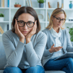 El texto analiza cómo la ansiedad es una preocupación creciente en México, afectando a un 19.3% de los adultos para 2024. Destaca que solo el 30% de ellos obtiene atención especializada, subrayando la importancia de la terapia individual como una solución transformadora. La ansiedad afecta principalmente a mujeres de 20 a 50 años, y se explica la relevancia de la terapia, enfocando en sus beneficios: atención personalizada, reducción de síntomas y mejora emocional. Además, se mencionan terapias efectivas como la Terapia Cognitivo-Conductual y se aborda el déficit de servicios de salud mental en México, recomendado opciones como terapia en línea.