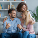 La terapia de pareja, ampliamente reconocida en México, es una herramienta emocional clave que ayuda a las parejas a fortalecer su relación al mejorar la comunicación, resolver conflictos y reconstruir la confianza. Se ha posicionado no solo como una solución a problemas existentes, sino como un método preventivo y de crecimiento integral para los años 2024 y 2025. Al identificar patrones dañinos y establecer objetivos claros, permite a las parejas superar retos emocionales. Particularmente relevante para parejas jóvenes y diversas, incluyendo la comunidad LGBTQ+, la terapia promueve la salud mental en un entorno a menudo estigmatizado y lleva a un bienestar emocional facilitador de la intimidad y la conexión profunda.