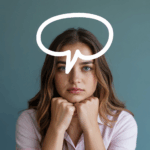 El texto aborda el control de pensamientos negativos como clave para mejorar la salud mental, especialmente mediante la psicología conductual y la Terapia Cognitivo Conductual (TCC). Destaca la relevancia de estas estrategias en México, donde la depresión y ansiedad son prevalentes, afectando a millones. Presenta técnicas como la reestructuración cognitiva y terapia de exposición. Resalta la importancia de contextualizar el tratamiento y los beneficios del enfoque cognitivo-conductual, incluyendo la reducción de pensamientos negativos y la mejora del sueño. Finalmente, aboga por la educación mental temprana y la mejora en el acceso a servicios de salud mental en el país.