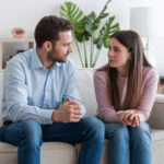 El texto analiza la importancia de la terapia de pareja como herramienta eficaz para restaurar la confianza en las relaciones en México. Destaca que problemas como la infidelidad y la falta de comunicación son causas frecuentes de deterioro en las relaciones. Presenta estadísticas recientes sobre el estado de las relaciones en México, mencionando que el 42% de las parejas enfrentan problemas serios. También detalla el impacto positivo de la terapia, con un 70-90% de efectividad reportada por parejas que la han probado. Se sugieren diversas estrategias terapéuticas, y se subraya la importancia de elegir un terapeuta especializado en pareja para resultados óptimos. También se aborda la influencia de la tecnología y el cambio de mentalidad cultural en la búsqueda de ayuda profesional.