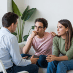 El texto destaca la importancia de la terapia para superar el miedo al rechazo, un problema común en México que afecta significativamente la salud mental de la población. Para 2025, se proyecta que el 30% de los mexicanos enfrentará problemas de salud mental relacionados con la ansiedad y la depresión, siendo el miedo al rechazo un factor clave. La falta de acceso a atención profesional, combinada con el estigma social, agrava la situación. El texto subraya la eficacia de varias terapias, como la cognitivo-conductual y la terapia de aceptación, así como la creciente popularidad de la terapia en línea para mejorar el bienestar y reducir las barreras culturales en México.