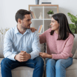 El texto aborda la problemática de la rutina y monotonía en las relaciones de pareja en México, identificandolas como factores críticos que desgastan emocionalmente y aumentan la insatisfacción conyugal. Señala que para los años 2025 y 2026, la terapia de pareja se volverá una herramienta esencial para enfrentar estos desafíos, mejorando la comunicación y conexión emocional. Se destacan estadísticas como que más del 60% de los problemas tratados en terapia son de comunicación y conflictos recurrentes. La terapia online surge como una opción relevante, brindando accesibilidad y atención segura, mientras que la importancia cultural y social subraya la necesidad de adaptarse a transformaciones sociales y laborales.